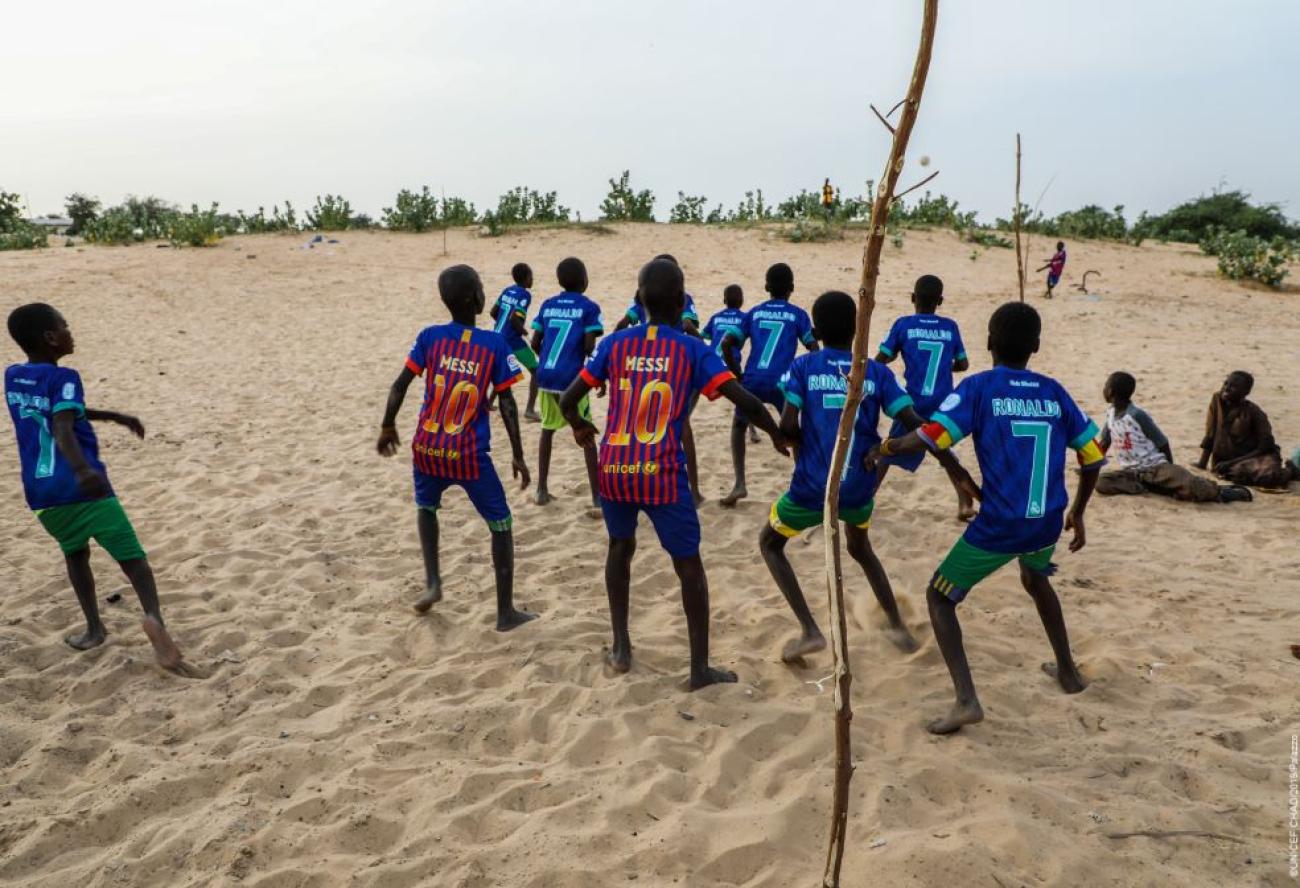 Les enfants se passent le ballon et tissent des relations à l’EAE mobile de Bol. 