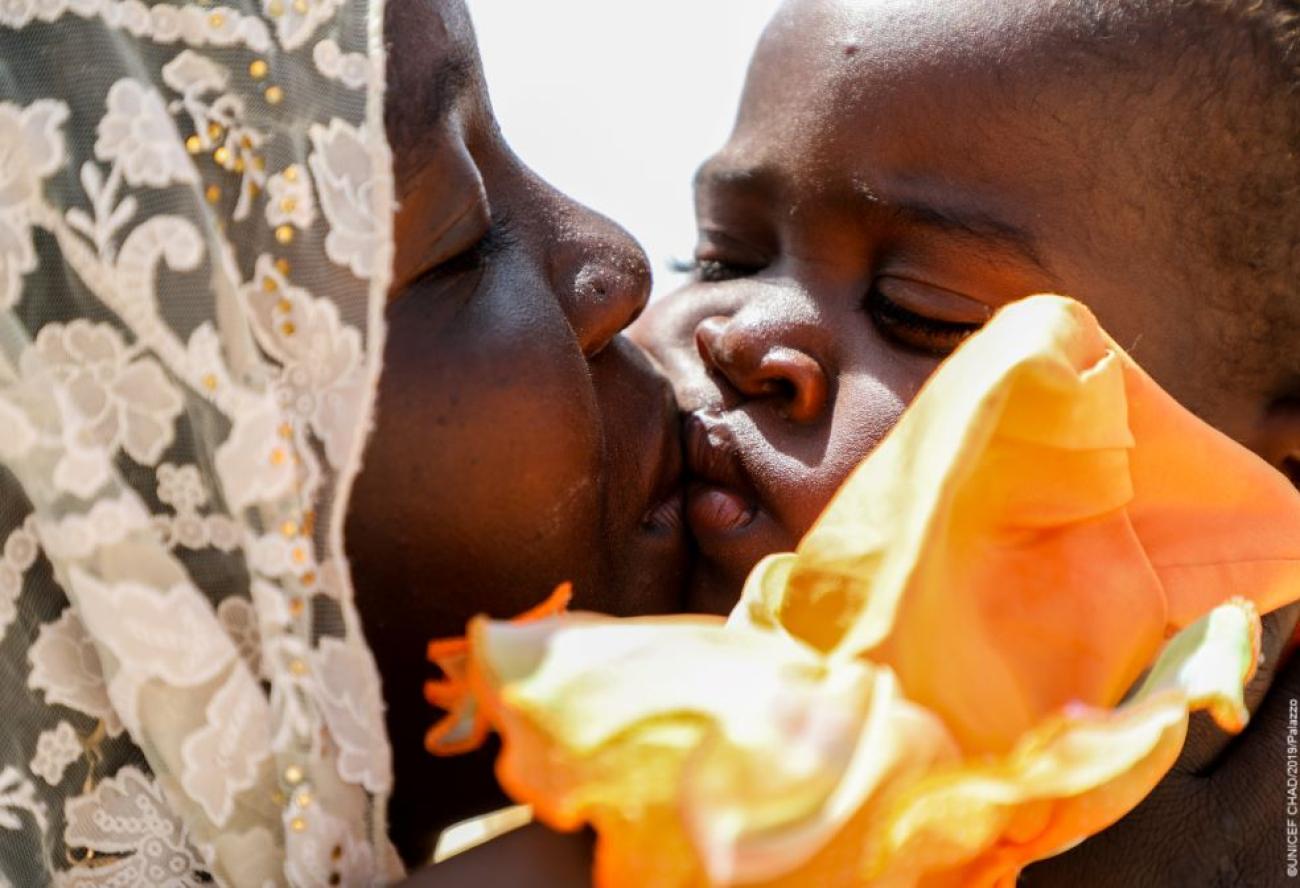 Balkisa, Youssoura et l’amour maternel. © UNICEF CHAD/2019/Palazzo