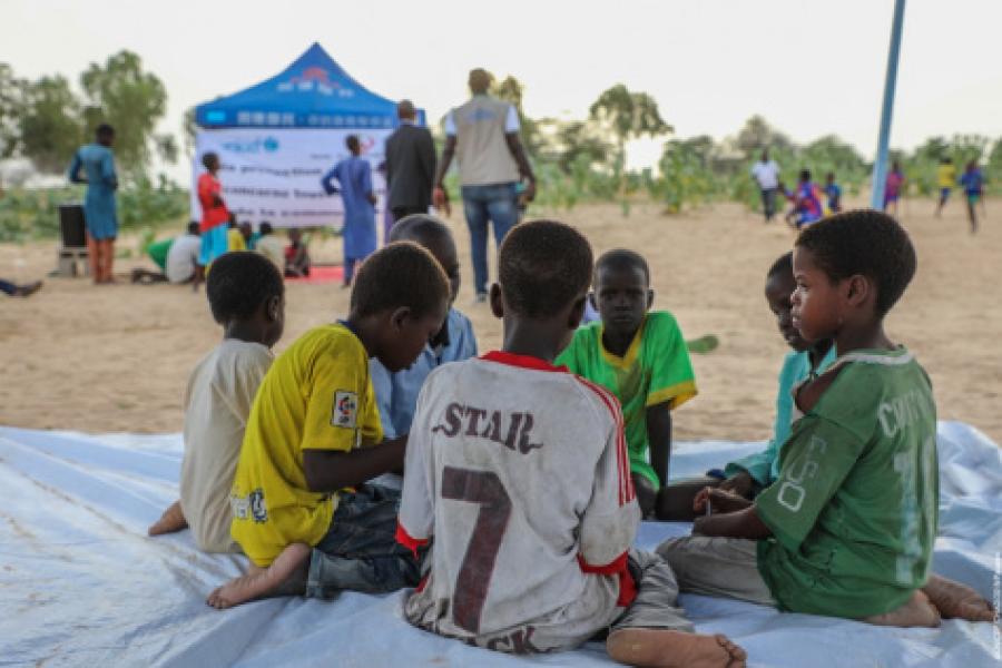 Les enfants se retrouvent a l’Espace Ami des Enfants mobile de Bol. 