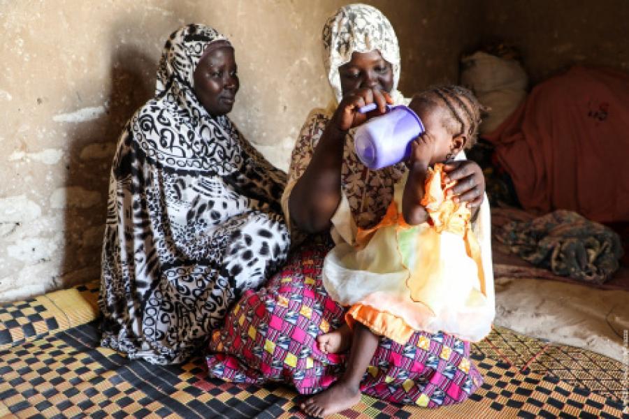 Balkisa et Youssoura sont en compagnie de Zouwayra, deuxième coépouse, à la maison.