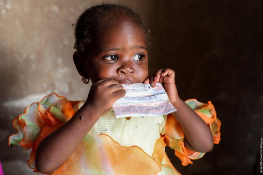 Youssoura prend son gouter.