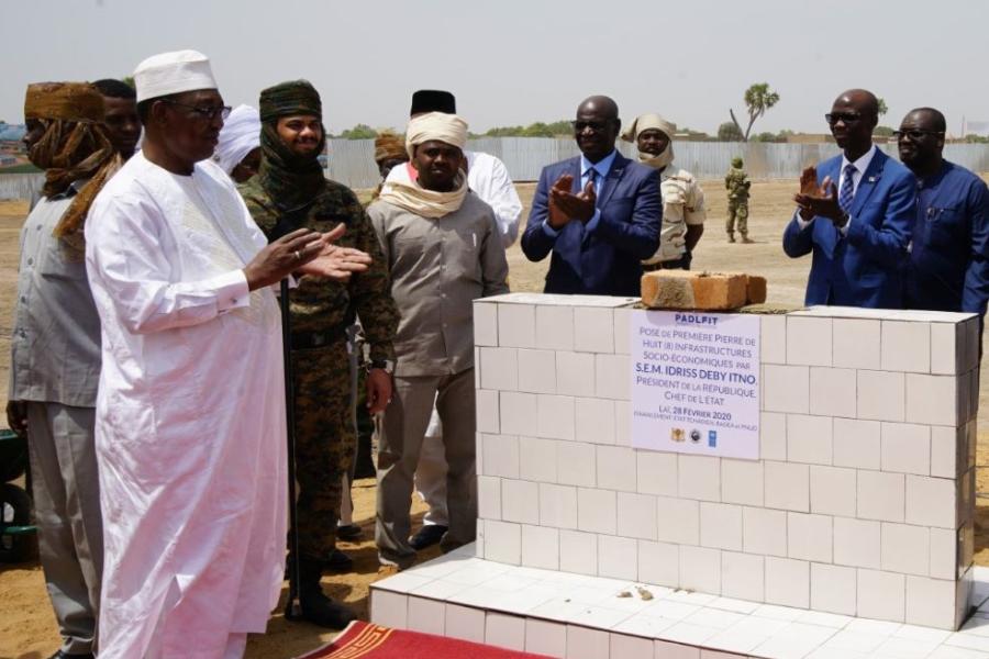 Son Excellence Monsieur le Président de la République, Idriss Itno Deby; a procédé à la pose de la première pierre. 